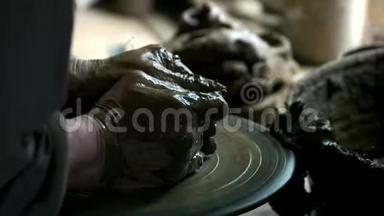 陶工做泥锅的脏手。